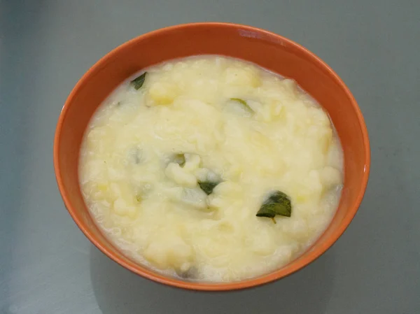 Индийское блюдо из овощей в миске в Кочи, Керала — стоковое фото
