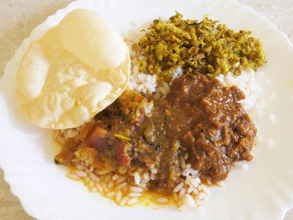 Індійський обід рису, овочів і хліба в Кочі, Керала, Інд. — стокове фото