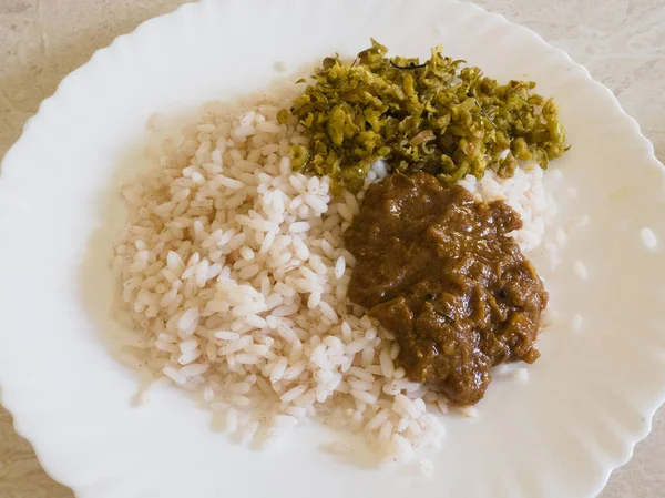 Індійський обід рису й овочів у Кочі (Керала, Індія). — стокове фото