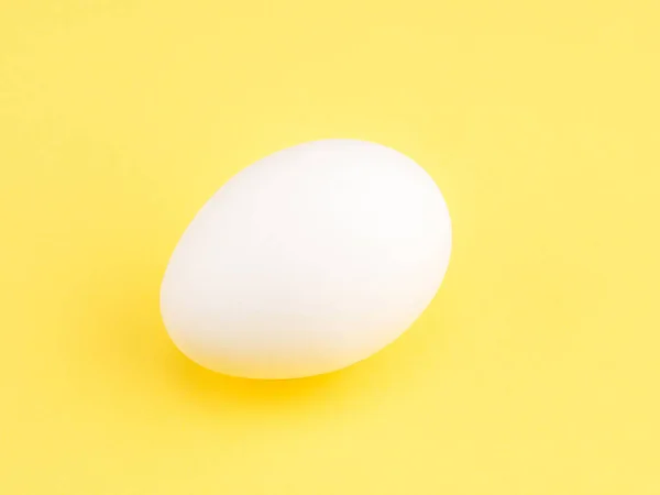 Одне Біле Куряче Яйце Жовтому Тлі Концепція Здорового Харчування — стокове фото