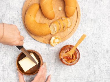 Kadın somuna tereyağı sürdü. Mutfak konsepti