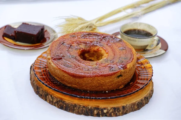 Ev yapımı kek Romeo ve Juliet - peynirli guava ve bir fincan kahve 