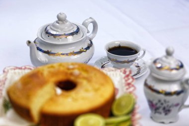 Ev yapımı limonlu kek ve çay. 