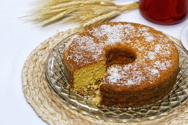 Zelfgemaakte Maïsmeel Cake Met Kokosnoot — Stockfoto