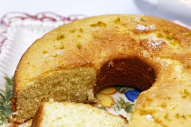 Çeşitli tatların ev yapımı limonlu keki.