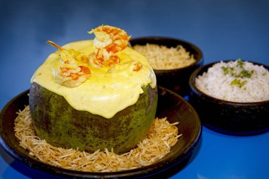 Hindistan ceviziyle servis edilen ekşi kremalı karides