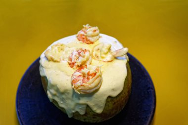 Hindistan ceviziyle servis edilen ekşi kremalı karides