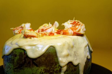 Hindistan ceviziyle servis edilen ekşi kremalı karides