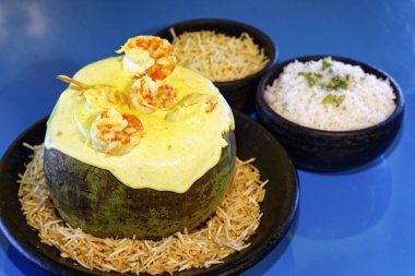 Hindistan ceviziyle servis edilen ekşi kremalı karides