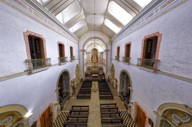 Temmuz 2018 'de Brezilya' nın Rio de Janeiro eyaletindeki Paraty şehrindeki deniz suyu sokaklarını sular altında bıraktı.