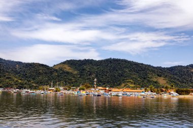 Paraty, Rio de Janeiro, Brezilya - 30 Temmuz 2018 - Paraty şehrinin iskelesinde tekneler.