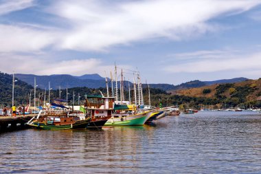 Paraty, Rio de Janeiro, Brezilya - 30 Temmuz 2018 - Paraty şehrinin iskelesinde tekneler.