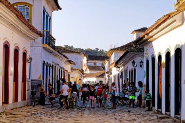 Paraty, Rio de Janeiro, Brezilya - 29 Temmuz 2018 - Tarihi Paraty şehrinin taştan sokaklarında turistler.