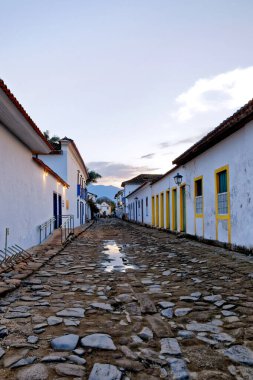 Paraty, Rio de Janeiro, Brezilya 'nın tarihi merkezindeki kaldırım taşlı caddelerde Portekiz tarzı evler.
