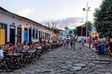 Paraty, Rio de Janeiro, Brezilya - 29 Temmuz 2018 - Tarihi Paraty şehrinin taştan sokaklarında turistler.