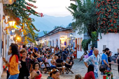 Paraty, Rio de Janeiro, Brezilya - 29 Temmuz 2018 - Tarihi Paraty şehrinin taştan sokaklarında turistler.