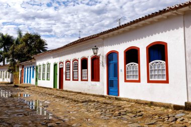 Paraty, Rio de Janeiro, Brezilya 'nın tarihi merkezindeki kaldırım taşlı caddelerde Portekiz tarzı evler.