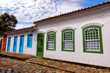 Paraty, Rio de Janeiro, Brezilya 'nın tarihi merkezindeki kaldırım taşlı caddelerde Portekiz tarzı evler.
