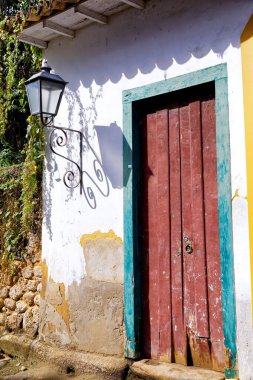 Paraty, Rio de Janeiro, Brezilya 'nın tarihi merkezindeki kaldırım taşlı caddelerde Portekiz tarzı evler.