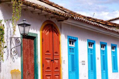 Paraty, Rio de Janeiro, Brezilya 'nın tarihi merkezindeki kaldırım taşlı caddelerde Portekiz tarzı evler.