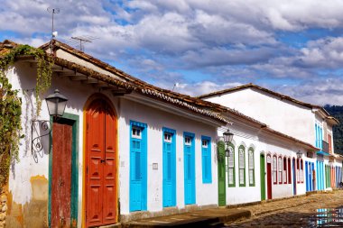 Paraty, Rio de Janeiro, Brezilya 'nın tarihi merkezindeki kaldırım taşlı caddelerde Portekiz tarzı evler.