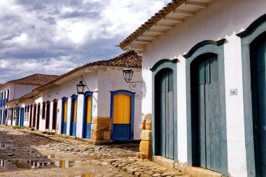 Paraty, Rio de Janeiro, Brezilya 'nın tarihi merkezindeki kaldırım taşlı caddelerde Portekiz tarzı evler.