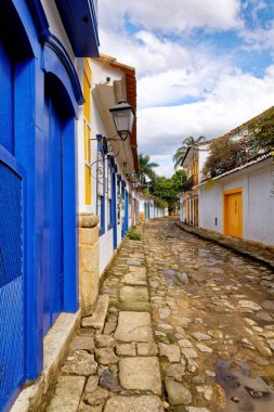 Paraty, Rio de Janeiro, Brezilya 'nın tarihi merkezindeki kaldırım taşlı caddelerde Portekiz tarzı evler.