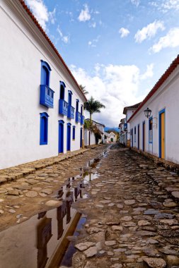 Paraty, Rio de Janeiro, Brezilya 'nın tarihi merkezindeki kaldırım taşlı caddelerde Portekiz tarzı evler.