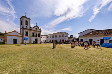 Paraty, Rio de Janeiro, Brezilya - 29 Temmuz 2018 - Tarihi Paraty şehrinin taştan sokaklarında turistler.