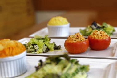 Lezzetli yemek servisi yakın çekim. Yemek konsepti