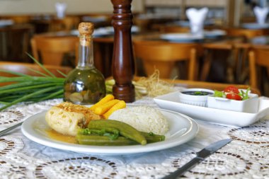 Lezzetli tavuk sarımsaklı, yanında pirinç, bamya, polenta, fasulye ve salata..