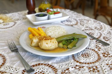 Lezzetli tavuk sarımsaklı, yanında pirinç, bamya, polenta, fasulye ve salata..