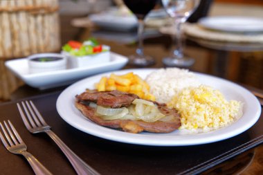 Lezzetli yemek servisi yakın çekim. Yemek konsepti