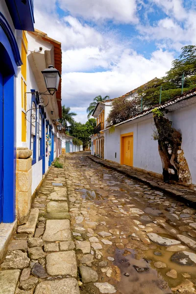 Paraty, Rio de Janeiro, Brezilya 'nın tarihi merkezindeki kaldırım taşlı caddelerde Portekiz tarzı evler.