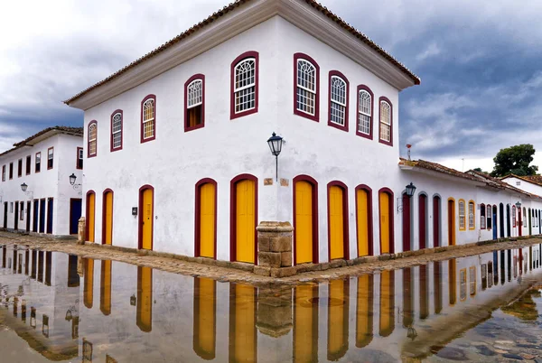 Brezilya 'nın güneybatısındaki Rio de Janeiro eyaletinde tamamen korunmuş tarihi bir şehir olan Paraty' deki eski evlerin kaldırım taşkınlarının genel görünümü