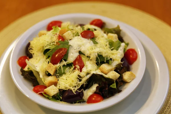 Doğal Yiyecekler Sezar Salatası — Stok fotoğraf