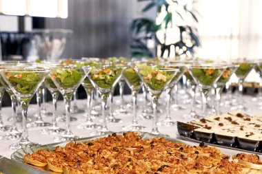 Somon, zeytin, karides ve sebzeli baharatlı lezzetli taze kanepeler..