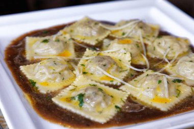 Bitki ve Parmesan peynirli kuzu Ravioli.. 