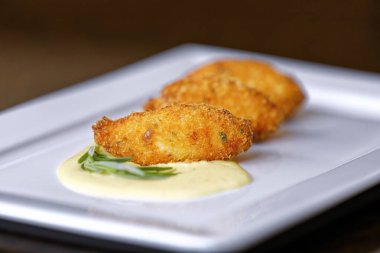 Hardal soslu balık köftesi.