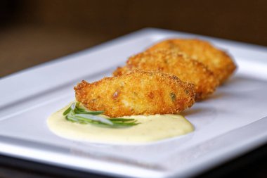 Hardal soslu balık köftesi.