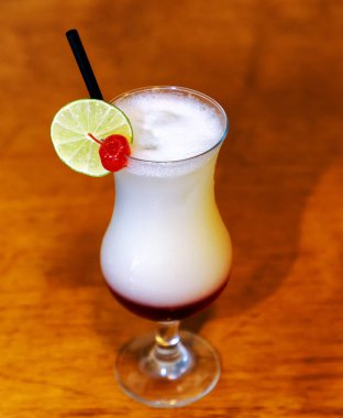 Ahşap arka planda votkalı çilek kokteyli.