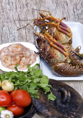 Moqueca hazırlığı için taze balık, karides ve ıstakoz..