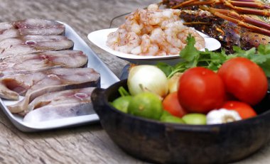 Moqueca hazırlığı için taze balık, karides ve ıstakoz..