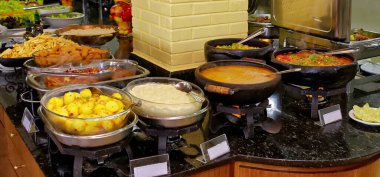 Salatalı, etli, pirinçli ve balıklı yemek servisi..