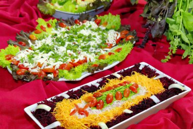 Salatalı, etli, pirinçli ve balıklı yemek servisi..