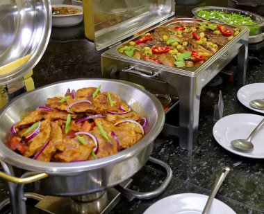 Salatalı, etli, pirinçli ve balıklı yemek servisi..