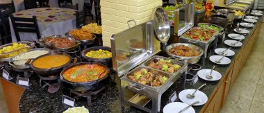 Salatalı, etli, pirinçli ve balıklı yemek servisi..