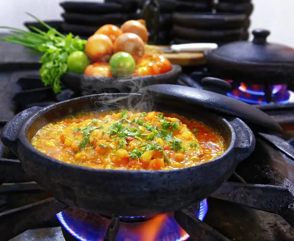 Moqueca Capixaba Chamas Panela Barro Com Vários Ingredientes Segundo Plano — Fotografia de Stock