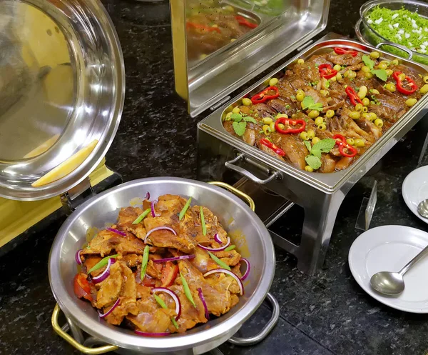 Salatalı, etli, pirinçli ve balıklı yemek servisi..