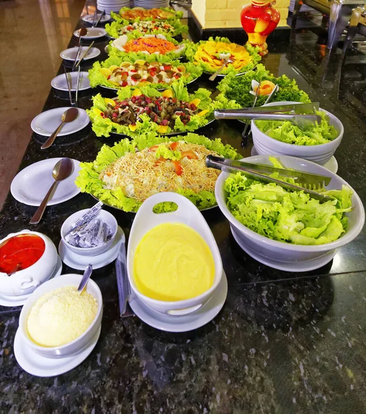 Almuerzo Mesa Autoservicio Con Ensaladas Carnes Arroz Pescado — Foto de Stock